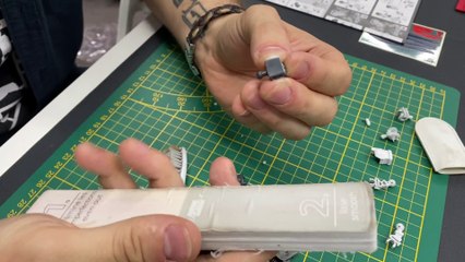 Gundam : 5 conseils de pros pour réussir ses maquettes Gunpla. Limer les pièces.