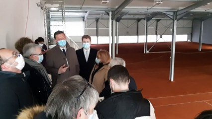 Le maire de Cherbourg-en-Cotentin Benoît Arrivé visite le nouveau pôle tennistique de la Polle.