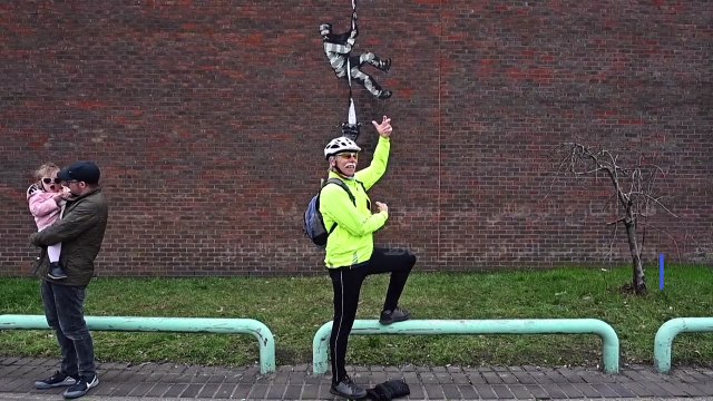 بانكسي يتبنى رسماً على جدار سجن بريطاني سابق أمضى فيه أوسكار وايلد سنتين