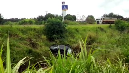 Carro sai da pista e cai em barranco às margens da BR-369, em Cascavel