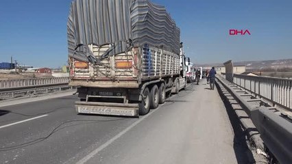 KÜTAHYA Kopan teli TIR'a takılan elektrik direği otomobilin üzerine devrildi