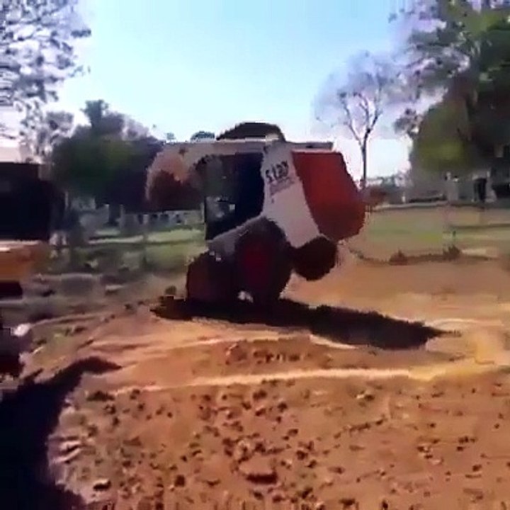 Manoeuvre incroyable d'un tractopelle