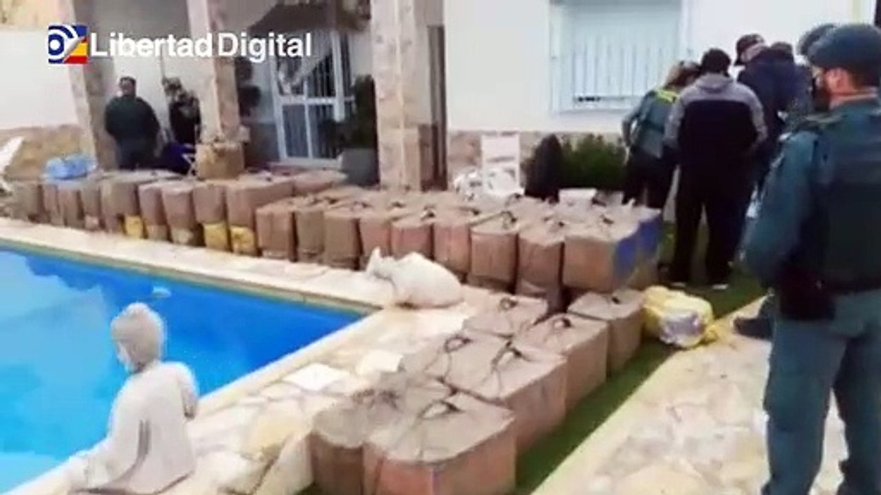 La Guardia Civil encuentra tres toneladas de hachís y dos ametralladoras en un chalet custodiado por sicarios
