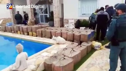 La Guardia Civil encuentra tres toneladas de hachís y dos ametralladoras en un chalet custodiado por sicarios