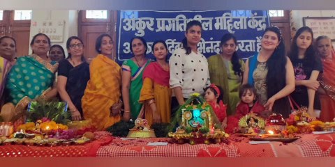 महिलाओं ने किया लड्डू गोपाल का आर्कषक श्रृंगार, मनाया फाग