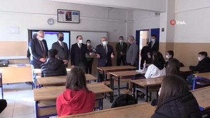 Salihli'de 27 bin öğrenciye maske ve dezenfektan desteği