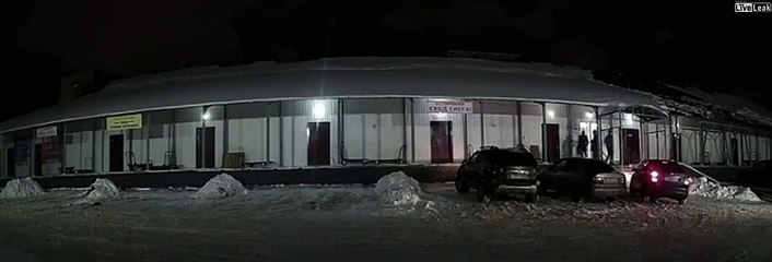 Toujours se méfiez d'un toit enneigé... 3 voitures disparaissent comme par magie