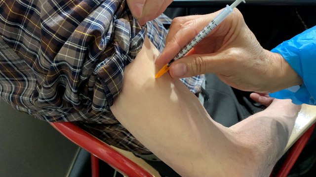 Paris : un centre de vaccination temporaire pour aller chercher les gens en bas de leur immeuble