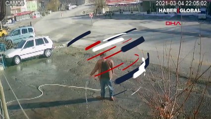 Seyir halindeki TIR'dan düşen bidonlar faciayı teğet geçti