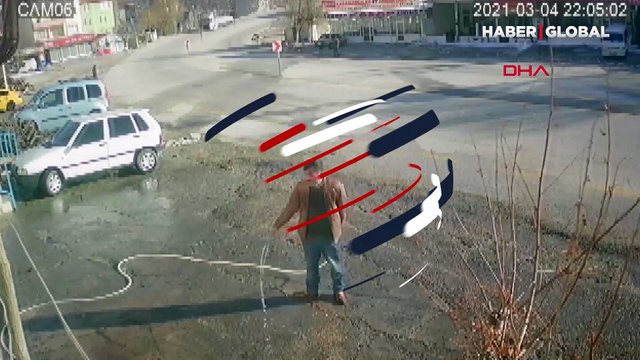 Seyir halindeki TIR'dan düşen bidonlar faciayı teğet geçti