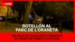 Botellón al parc de l'Oraneta: un grup de joves surt corrents al veure de fons un cotxe de policia