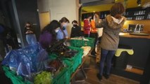 Reparten cestas solidarias de comida a estudiantes universitarios en Bruselas