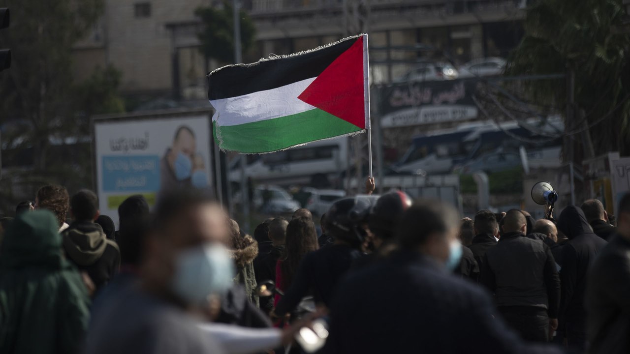 الفلسطينيون يتظاهرون في أم الفحم تنديدا بالعنف وانتشار الجرائم ببلداتهم