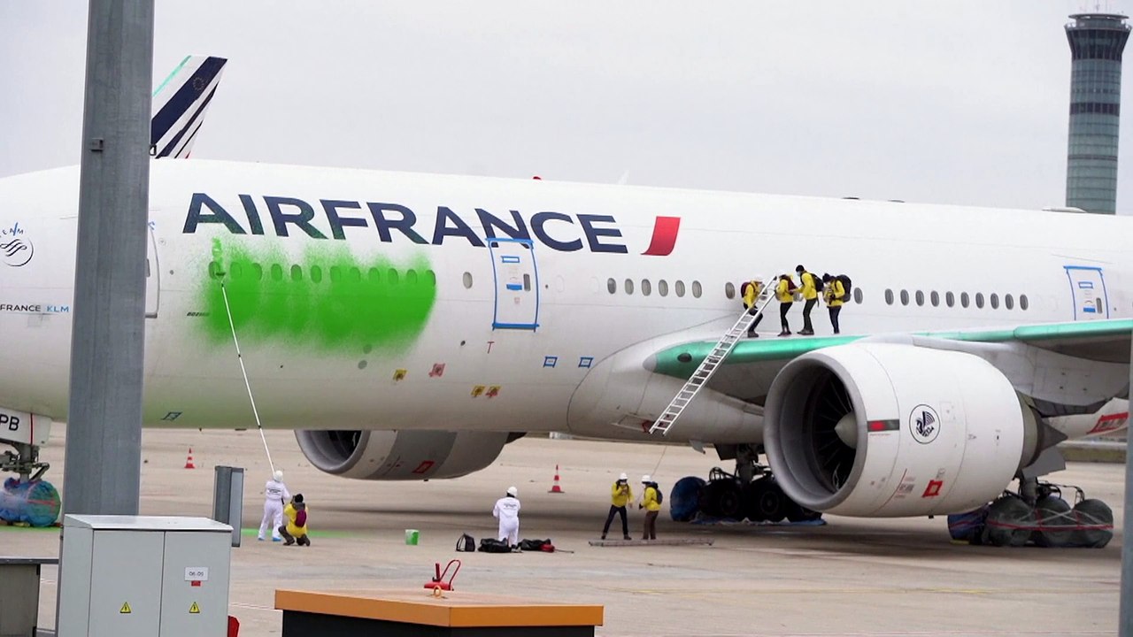 Gegen 'Greenwashing' in Luftfahrt: Aktivisten malen Boeing grün an