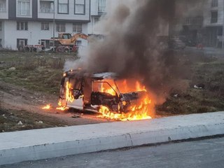 Son dakika haberleri... ÇOCUKLARINI GÖSTERMİYOR DİYE EŞİYLE KAYNANASINA KIZDI; KENDİ MİNİBÜSÜNÜ YAKTI