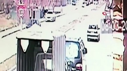 Genç kadını herkesin gözü önünde darp edip saçlarından sürükledi