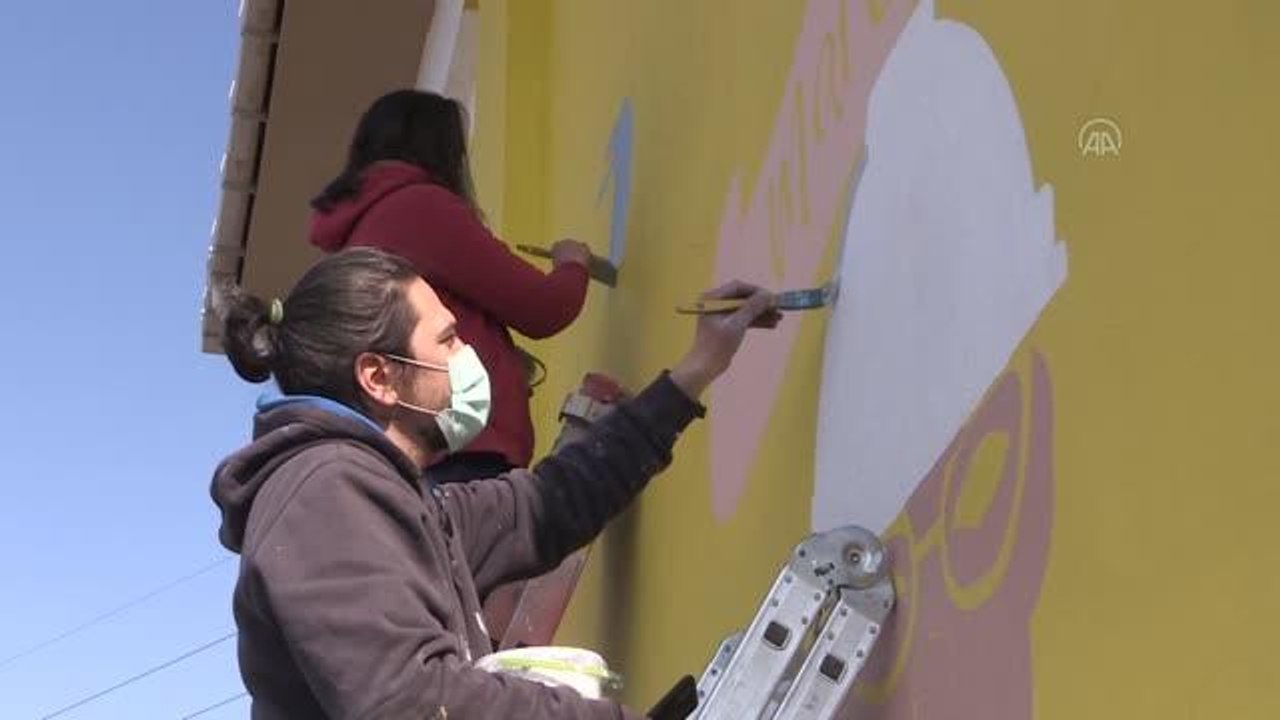 "Soğuk duvarlar" nişanlı çiftin fırçasıyla güzelleşiyor