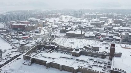 Vantrilok öğretmen, Anadolu kültürünü "Erzurum ağzı" ile oynattığı kuklalarla gelecek kuşaklara aktarıyor
