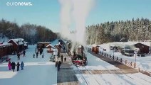 شاهد: قطار البخار في روسيا يُمتع الركاب في رحلات وسط المناظر الطبيعية الشتوية