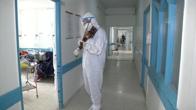 Tunuslu doktor, kemanıyla Kovid-19 hastalarına moral aşılıyor