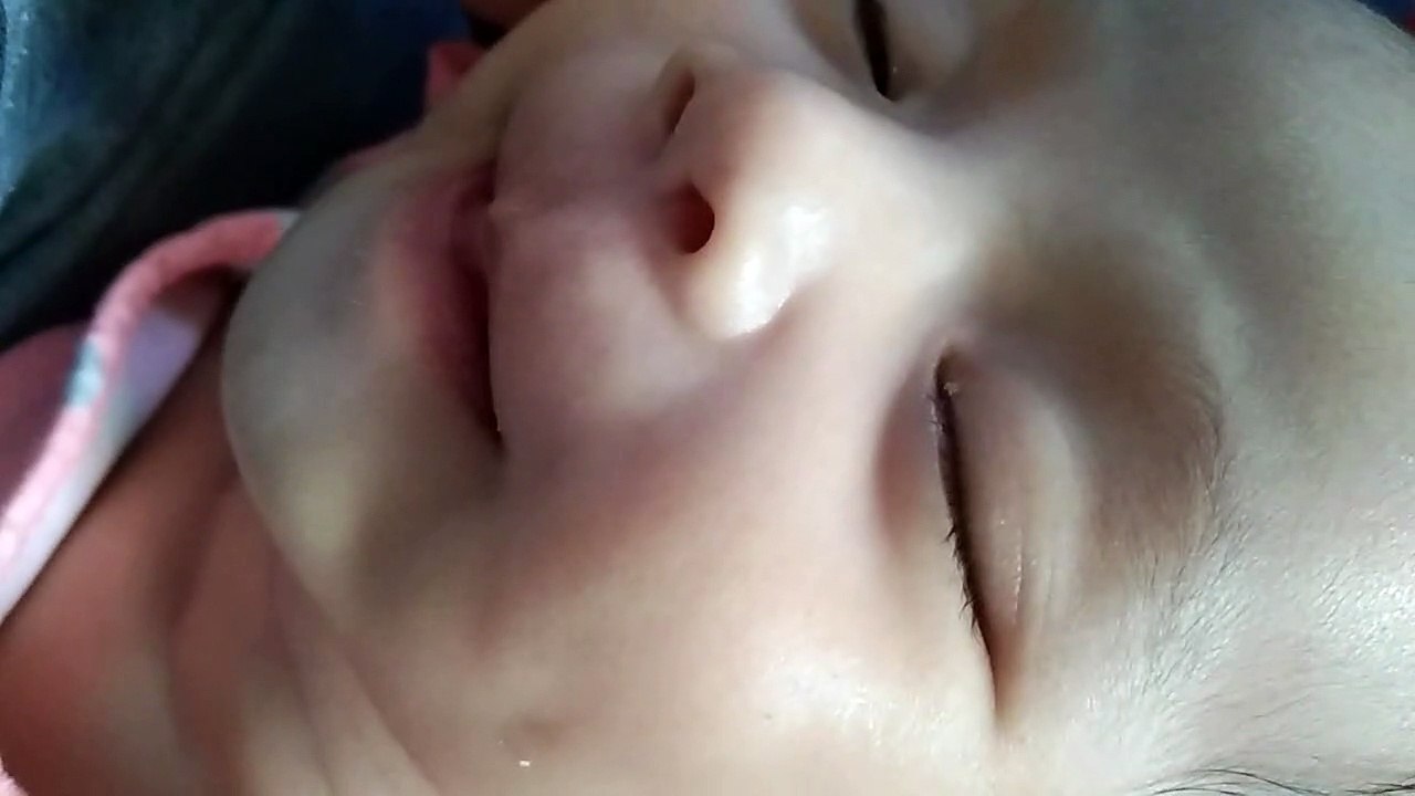 tumatawa si baby