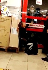 Marketten hırsızlık yapan kadınlar, yakalanınca ortalığı birbirine kattı
