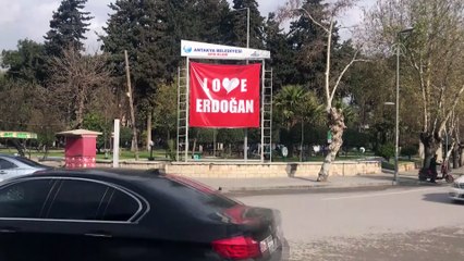 HATAY - Kent meydanına 'Love Erdoğan' afişi asıldı
