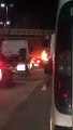 Bombeiros controlam chamas em incêndio de ônibus no Anel Rodoviário
