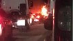 Bombeiros controlam chamas em incêndio de ônibus no Anel Rodoviário
