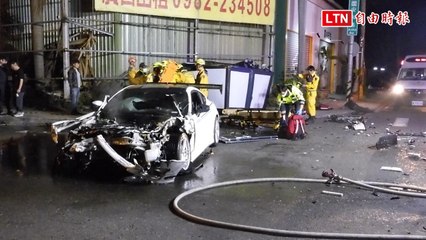 路口不減速相讓？豐田86跑車撞翻轉彎貨車 1命危1昏迷