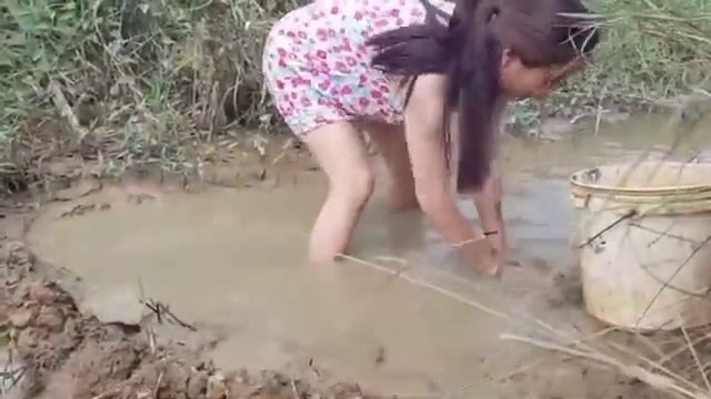 Cewek hot mencari ikan di rawa pakai daster - mancing mania -mancing cantik