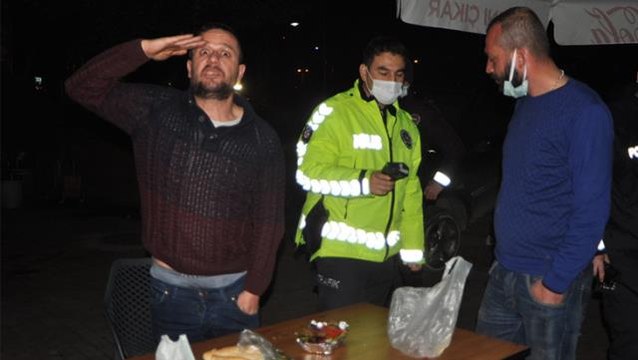 Kaza yapan iki arkadaş, hiçbir şey olmamış gibi restoranda yemek yedi