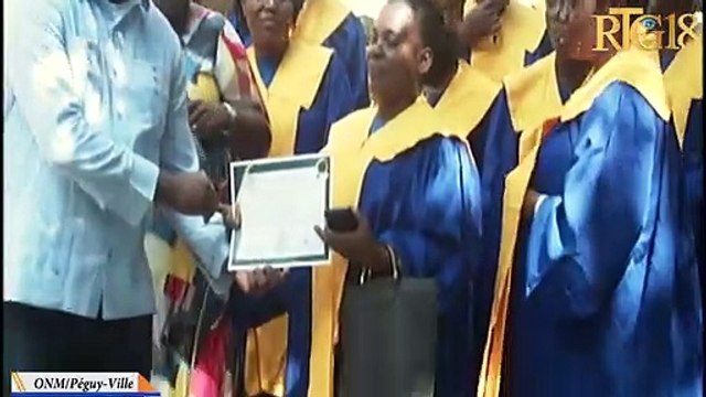 Kòdonatè jeneral ONM la remèt sètifika bay anviwon 100 fanm migran ki tap fòme nan fè pwodui detèjan