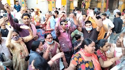 Mathura के Shree Dwarikadhish Mandir में होली रसिया गायन वीडियो FULL VIDEO | Boldsky