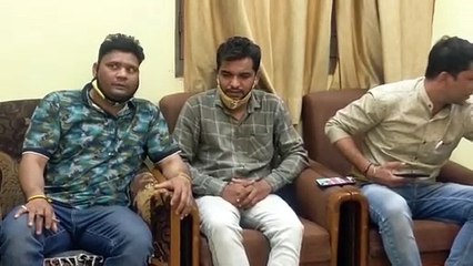 Скачать видео: मध्य-प्रदेश के खरगोन में लोकायुक्त पुलिस इंदौर ने पटवारी को किसान से रिश्वत लेते हुए रंगे हाथ पकड़ा