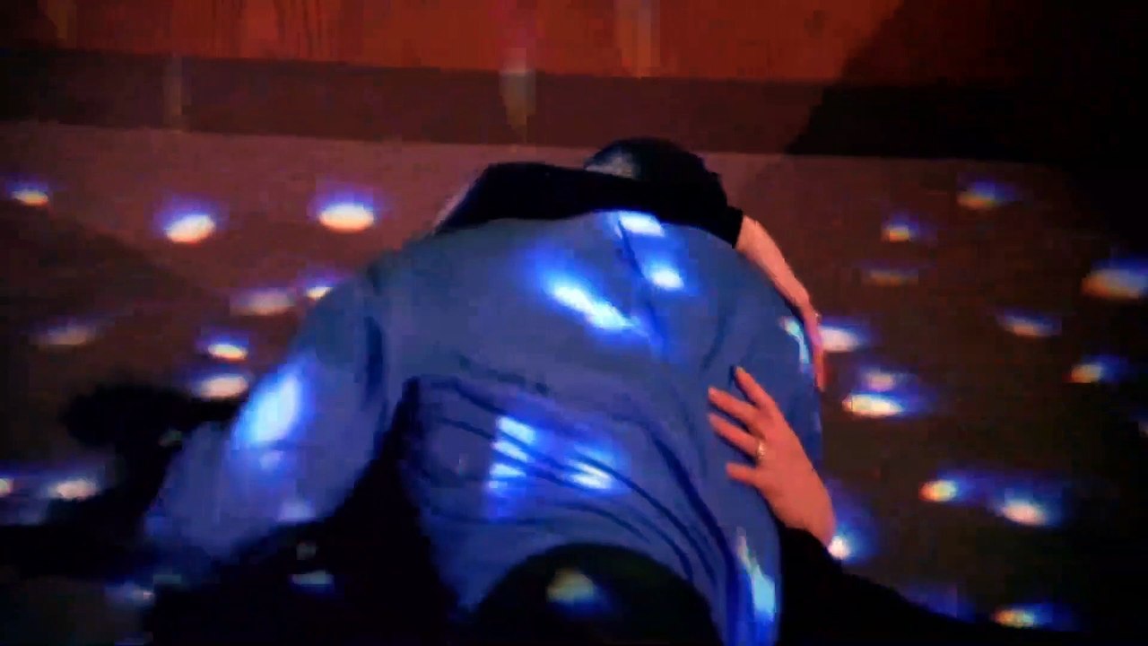 Ross kisses Rachel in Friends -ロスは友達のレイチェルにキスします。