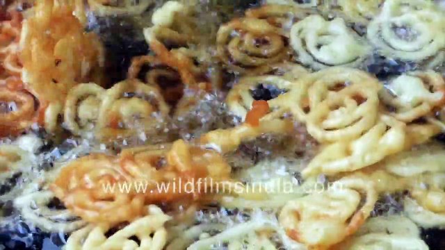 Garam Jalebi being made _ Indian sweets _ Chhole Bhature _ Street food in New Delhi