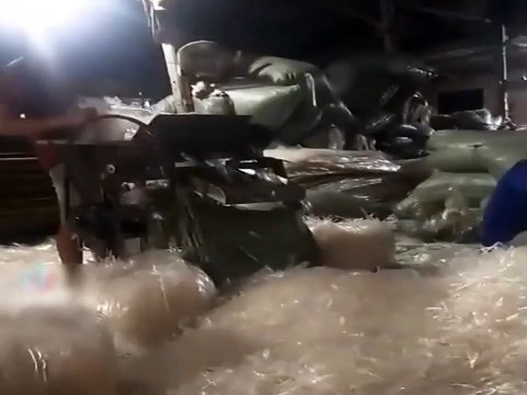 Xuất hiện clip ghi lại quy trình sản xuất bánh tráng trộn “siêu bẩn”