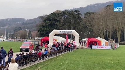 Vaccination à Annecy : longue file d'attente devant le centre éphémère du Pâquier