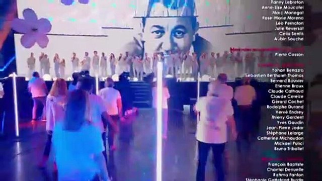 Les Enfoirés clôturent leur show en interprétant le titre La Chanson des Restos , sur TF1.