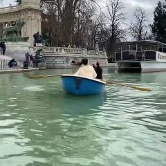 Pilar Rubio, de aventuras en 'El Retiro' con sus hijos mayores