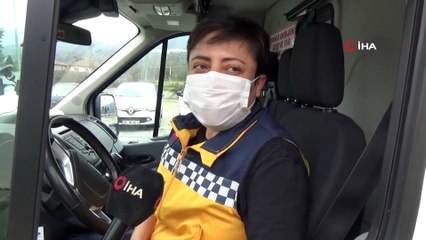 Kadın Ambulans Şoförü Erkek Meslektaşlarına Parmak Isırtıyor