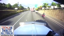 Ce biker finit dans la remorque d'un camion avec sa moto