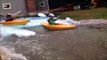 Ce papa recrée une rivière pour que ses enfants fassent du  kayak... dans le jardin