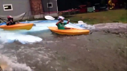 Ce papa recrée une rivière pour que ses enfants fassent du  kayak... dans le jardin