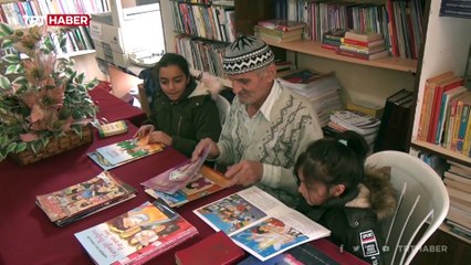 Kurduğu kütüphanede sobanın dumanı hala tütüyor