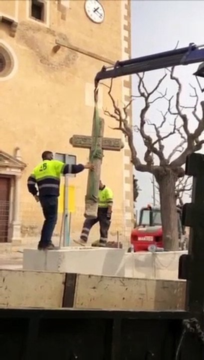 El ayuntamiento nacionalista arranca la cruz de San Vicente de Montalt