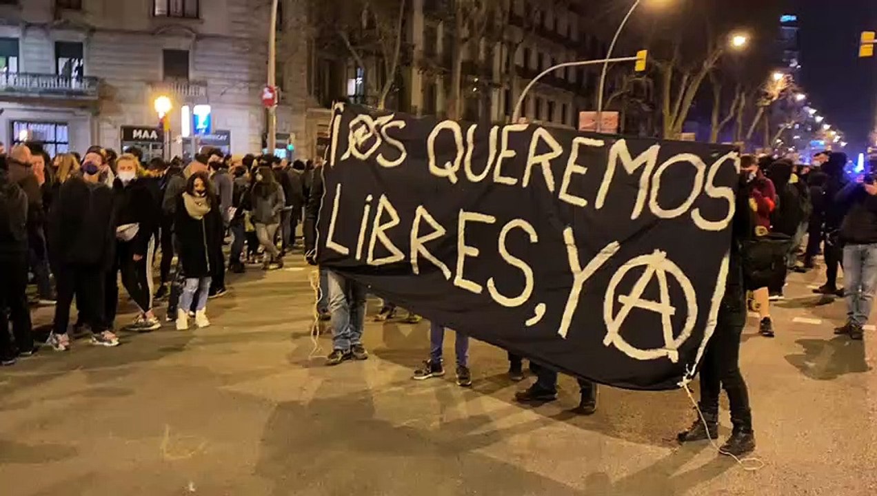 Un grup de manifestants anarquistes despleguen una nova pancarta. /Guillem Ramos