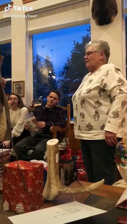 Pour la « Fête des Grand'mères », elle reçoit un cadeau assez insolite