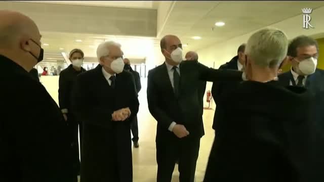 El presidente italiano Sergio Mattarella visita el centro de vacunación COVID-19 en Roma